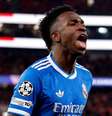 Prestianni, do Benfica, coloca a camisa cobrindo a boca e, segundo Vini Jr., neste momento o argentino o teria chamado de “macaco”.  Foto: Angel Martinez/Getty Images / Jogada10
