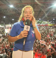 Lilia Teles, repórter da Globo, na quadra da Viradouro durante festa pela vitória no carnaval de 2026  Foto: Reprodução/Globo
