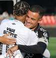 Neymar abraço Coutinho em jogo entre Santos e Vasco  Foto:  Marco Buenavista/Sports Press Photo/Getty Images