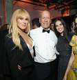 A filha mais velha de Demi Moore e Bruce Willis, a esquerda de cabelo loiro, usou a conta dela no Instagram para rebater as críticas em torno de seus privilégios  Foto: Getty Images