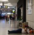 Passageiro dorme em aeroporto de Buenos Aires em meio a greve nesta quinta  Foto: ANSA / Ansa - Brasil