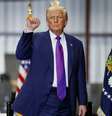 O presidente dos Estados Unidos, Donald Trump, faz um gesto com o punho cerrado no final de um evento durante uma visita à Coosa Steel Corporation, em Rome, Geórgia, EUA, em 19 de fevereiro de 2026.  Foto: REUTERS - Kevin Lamarque / RFI