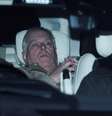 Andrew Mountbatten Windsor deixa a delegacia de polícia de Aylsham em um veículo, no dia em que foi preso sob suspeita de má conduta no exercício de cargo público  Foto: REUTERS - Phil Noble / RFI