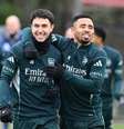 Gabriel Jesus ao lado de companheiros de clube –  Foto: Divulgação / Arsenal FC / Jogada10