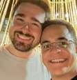 O apresentador Marcelo Pereira (à direita) com o dentista Lourenço Albarello: o registro de um relacionamento feliz  Foto: Reprodução