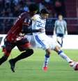 O atacante Villarreal tenta a finalização para o Cruzeiro. Mas não foi feliz. Atacante passou em branco.  Foto: Gustavo Aleixo/Cruzeiro / Jogada10