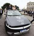 O presidente do Uruguai, Yamandú Orsi, chegou em um carro elétrico à sua cerimônia de posse, simbolizando a transição energética do país  Foto: AFP via Getty Images / BBC News Brasil
