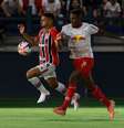 Gustavo Marques (D) em ação contra o São Paulo –  Foto: Rubens Chiri / São Paulo FC / Jogada10