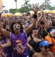 Foliões se reúnem para o bloco de Léo Santana em São Paulo. Na frente, o instrutor de dança Léo Show  Foto: Isabella Finholdt/Estadão / Estadão