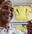 Cafu com a camisa e a medalha do título da Copa de 2002  Foto: Rafael Arbex/Estadão / Estadão