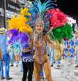 Sabrina Sato mostrou samba no pé a frente da bateria da Vila Isabel, na madrugada deste domingo, 22, na Sapucaí  Foto: Douglas Shineidr/Especial para o Terra