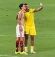  Foto: Reprodução - Legenda: Jogador do Madureira beija camisa de Pedro após duelo contra o Flamengo / Jogada10