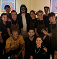 Bad Bunny posa com equipe do Metzi, em São Paulo  Foto: Reprodução/Instagram