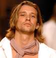 Álvaro Jacomossi em desfile pela VR Menswear na São Paulo Fashion Week em 2004  Foto: Fernanda Calfat/Getty Images