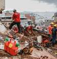 Defesa Civil em meio a escombros de casas em Juiz de Fora  Foto: Andre Coelho/EPA/Shutterstock / BBC News Brasil