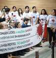 Pessoas acompanharam a audiência de 2º Grau do caso envolvendo a Volkswagen com cartazes:  'Amazônia sangrou'  Foto: Reprodução/Justiça do Trabalho PA