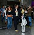 Lucas Pinheiro ganha beijos e carinhos de Isadora Cruz na chegada ao Brasil.  Foto: Webert Belicio/ Agnews
