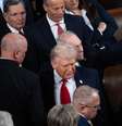 O líder da maioria na Câmara dos Representantes, Steve Scalise, bloqueia uma placa segurada pelo deputado Al Green, enquanto o presidente Donald Trump chega para seu discurso  Foto: Tom Williams/CQ-Roll Call, Inc via Getty Images