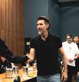 Eduardo Domínguez tem primeiro contato com Everson –  Foto: Pedro Souza / Atlético / Jogada10