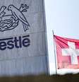 FILE PHOTO: A Swiss flag flutters on the headquarters of Nestle in Vevey, Switzerland, November 25, 2024. REUTERS/Denis Balibouse/File Photo  Foto: Reuters
