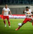 Eduardo Sasha, do Bragantino, busca superar marcação athleticana –  Foto: Ari Ferreira/Red Bull Bragantino. / Jogada10