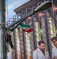 Um cartaz em Teerã retrata equipamentos de enriquecimento de urânio e cientistas iranianos mortos em ataques israelenses em junho de 2025.  Foto: Getty Images / BBC News Brasil