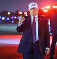 O presidente dos EUA, Donald Trump, gesticula ao chegar ao Aeroporto Internacional de Palm Beach, em West Palm Beach, Flórida, em 27 de fevereiro de 2026. Trump passará o fim de semana em seu resort Mar-a-Lago.  Foto: AFP - MANDEL NGAN / RFI