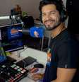 O locutor Eric Rodrigues no estúdio da Rádio Mundo Pop: a IA auxilia os comunicadores ou pode assumir sozinha o programa  Foto: Divulgação