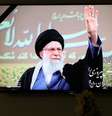 Uma foto do Líder Supremo iraniano, Aiatolá Ali Khamenei, é exibida na TV quando a notícia de sua morte é anunciada, em Teerã, Irã, em 1º de março de 2026.  Foto: via REUTERS - Majid Asgaripour / RFI
