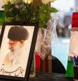 Retrato do líder supremo do Irã, o aiatolá Ali Khamenei, é exibido ao lado de bandeiras iranianas, velas e um livro de condolências em uma mesquita na Cidade do Cabo  Foto: Getty Images / BBC News Brasil