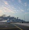 Fumaça é vista no porto Jebel Ali, em Dubai, após ataque do Irã  Foto: REUTERS/Abdelhadi Ramahi / BBC News Brasil