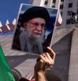 Manifestante segura foto de Khamenei em protesto contra guerra em Los Angeles, nos EUA  Foto: ANSA / Ansa - Brasil