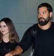 Discreta, Sandy faz aparição rara com o namorado Pedro Andrade em aeroporto e impressiona com beijão.  Foto: Brazilnews / Purepeople