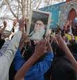 Muçulmanos xiitas da Caxemira gritam slogans anti-Israel e anti-Estados Unidos após ataques contra o Irã que mataram o Líder Supremo do Irã, o Aiatolá Ali Khamenei, em Sopore, Jammu e Caxemira, Índia, em 1º de março de 2026. Milhares de muçulmanos condenam o ataque ao Irã e saem às ruas em apoio ao país.  Foto: Nasir Kachroo/NurPhoto via Getty Images