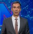 César Tralli em uma das entradas ao vivo sobre a ofensiva contra o Irã na noite de sábado (28) na Globo  Foto: Reprodução/TV