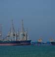 Petroleiros no terminal de contêineres de Khor Fakkan, nos Emirados Árabes Unidos, ao longo do Estreito de Ormuz, em 23 de junho de 2025.  Foto: AFP - GIUSEPPE CACACE / RFI