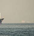 Foto de arquivo de navios no Estreito de Ormuz, que viu tráfego de navios parar  Foto: Getty Images / BBC News Brasil