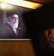 No detalhe, o embaixador do Irã no Brasil, Abdollah Nekounam, durante conversa com jornalistas, sob a imagem do aiatolá Ali Khamenei, morto em bombardeio americano e israelense  Foto: wilton junior/estadão / Estadão
