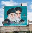 Mural em Hamadan, no oeste do Irã, com retratos do aiatolá Ruhollah Khomeini (à direita), o primeiro líder supremo após a Revolução Islâmica, e do aiatolá Ali Khamenei (à esquerda), que foi seu sucessor e morreu no último sábado (28/2)  Foto: Getty Images / BBC News Brasil