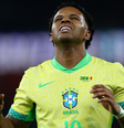 Rodrygo, da Seleção Brasileira, sofreu lesão   Foto: Neal Simpson/Sportsphoto/Allstar via Getty Images
