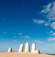 La Mano na Praia Brava se tornou ícone de Punta del Este, atraindo visitantes para fotos e contemplação do mar – depositphotos.com / xura  Foto: Giro 10