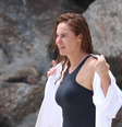 Paolla Oliveira é fotografada em gravações na praia  Foto: Dan Delmiro/AgNews