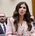 Noem ficou conhecida ao implementar a política migratória linha-dura de Trump e tentar acelerar deportações  Foto: DW / Deutsche Welle