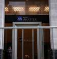 Um guarda de segurança parado à frente da entrada de sede do Banco Master em São Paulo  Foto: REUTERS/ Amanda Perobelli / BBC News Brasil