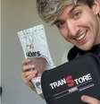 Influenciador trans Stevan Queiroz, de 32 anos, é o criador da fábrica que atende clientes em todo o país e em outros 14 países  Foto: Arquivo Pessoal
