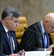 André Mendonça (à esq.) acumulou as relatorias de duas investigações que podem alcançar lideranças de diferentes espectros políticos — e até mesmo alguns de seus pares no STF, como Alexandre de Moraes (à dir)  Foto: Carlos Moura/STF / BBC News Brasil