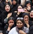 Foto divulgada pela agência estatal de notícias iraniana Isna mostra mulheres chorando durante o funeral de crianças mortas em um bombardeio que atingiu a escola primária Shajarah Tayyebeh, em Minab, no Irã, em 28 de fevereiro de 2026.  Foto: AFP - AMIRHOSSEIN KHORGOOEI / RFI
