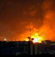 Fumaça e fogo sobem do local dos ataques aéreos no Aeroporto Internacional de Mehrabad, em Teerã, em 7 de março de 2026.  Foto: AFP - ATTA KENARE / RFI