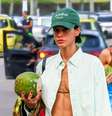 Bruna Marquezine valoriza tanquinho em flagra na praia com MELHOR look e rouba a cena com beleza natural. Fotos!.  Foto: AGNews / Purepeople
