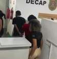 Cozinheiro investigado pelo crime de estupro de vulnerável contra duas colegas de trabalho foi preso nesta quinta e levado para delegacia  Foto: TV Globo/Reprodução / Estadão